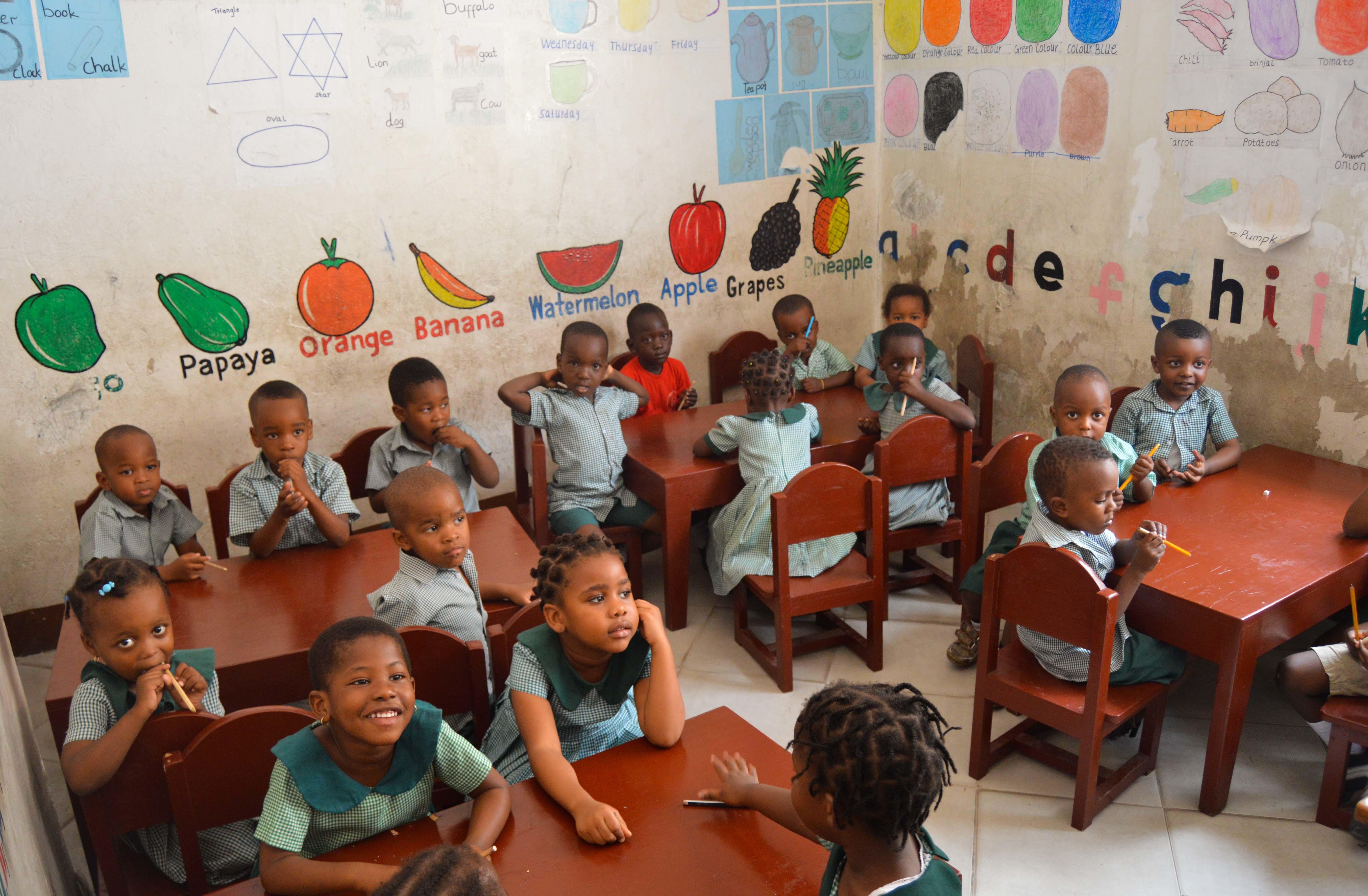 Grupo de estudiantes durante una clase de inglés en Tanzania. A classroom filled with young students at our volunteer teaching placements in Tanzania